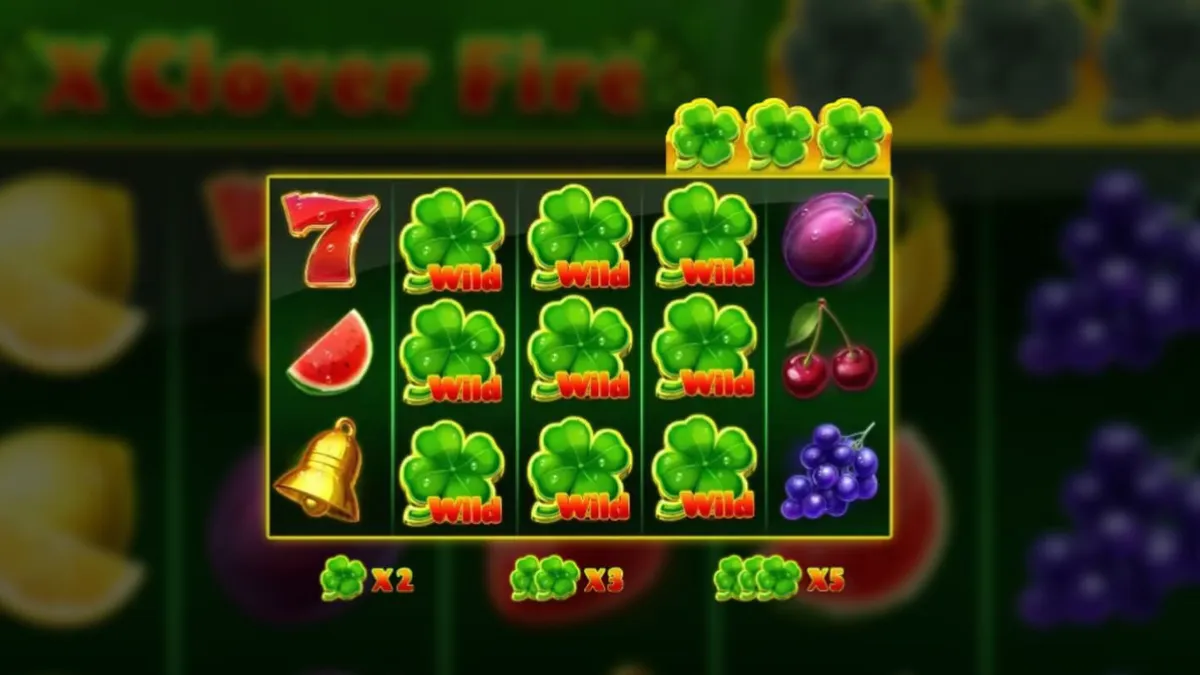 Tampilan visual slot X Clover Fire dengan simbol buah dan semanggi yang menyala
